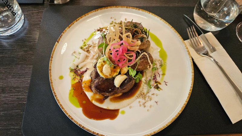 Bélszín steak, rozmaringos parázsburgonya, konfitált fokhagymás fűszervaj