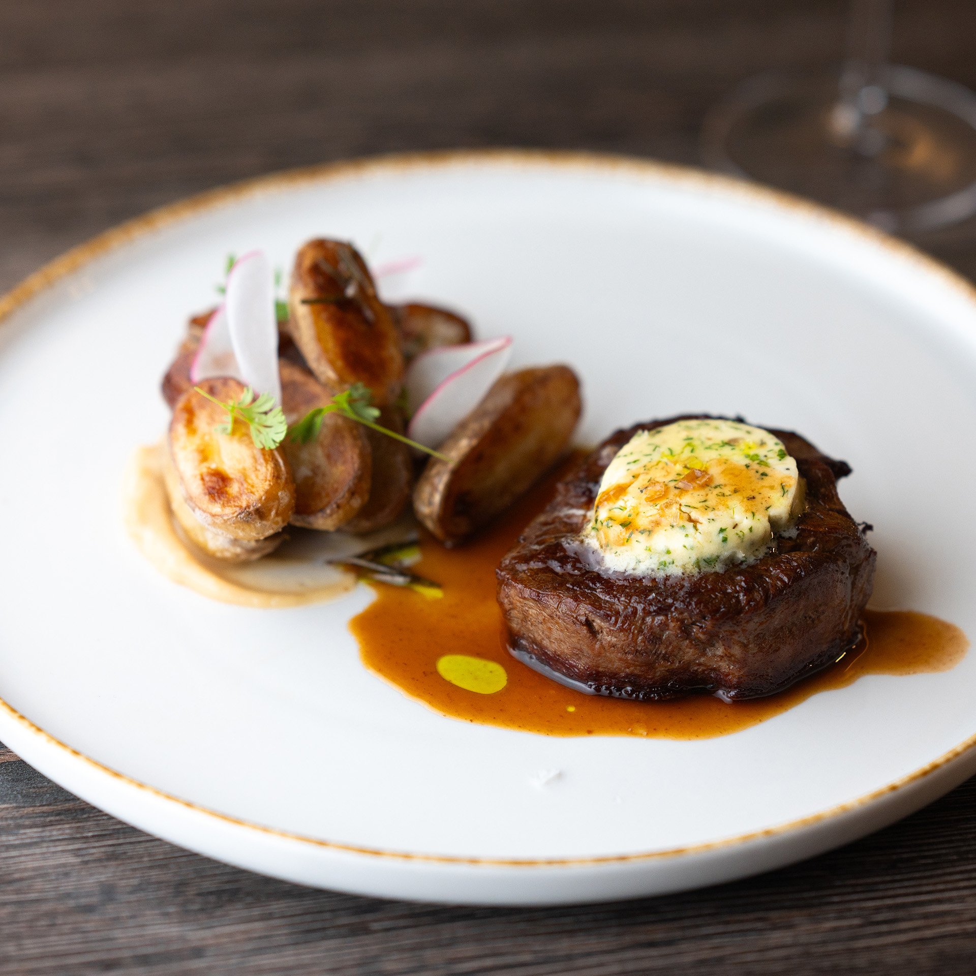 Rumpsteak mit Rosmarin-Grillkartoffeln – zubereitet von Küchenchef Tamás Bódis im Liget Royal Restaurant in Hévíz, Teil 7 Rumpsteak mit Rosmarin-Grillkartoffeln – zubereitet von Küchenchef Tamás Bódis im Liget Royal Restaurant in Hévíz, Teil 7