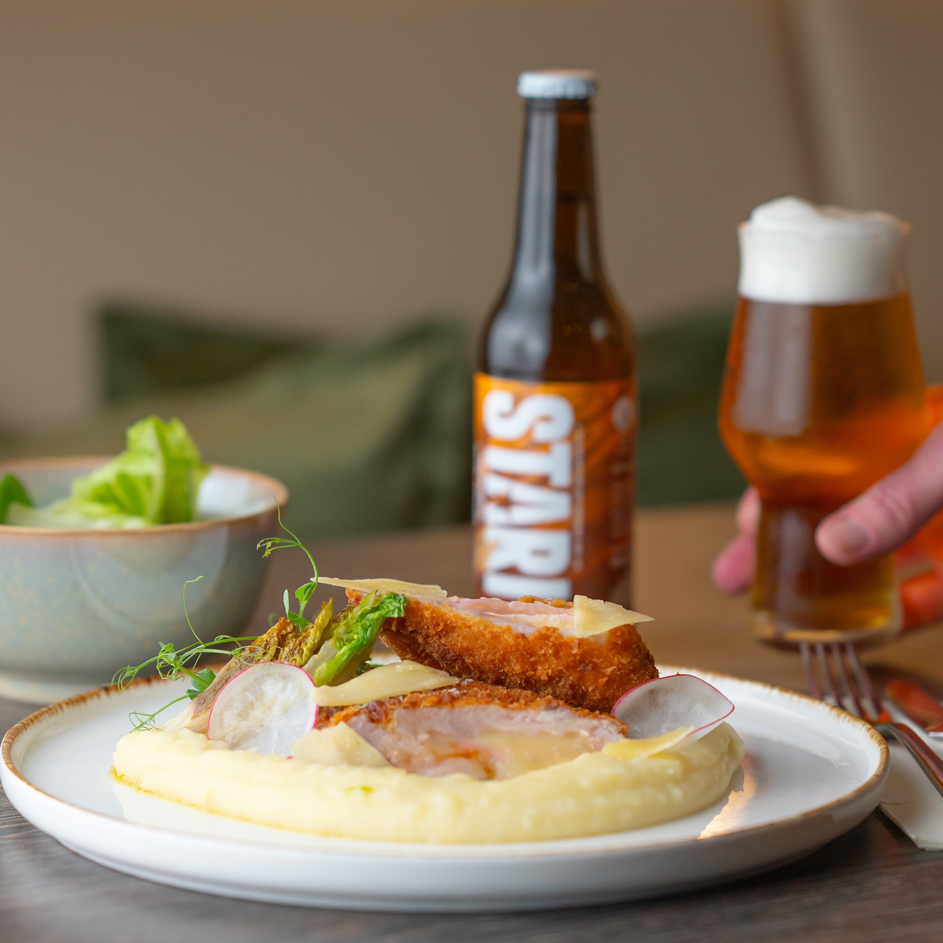 Liget Royal Étterem „sztárételei”: Cordon Bleu karajból, Balaton sajttal, burgonyapürével, szívsalátával – 9. rész Liget Royal Étterem „sztárételei”: Cordon Bleu karajból, Balaton sajttal, burgonyapürével, szívsalátával – 9. rész