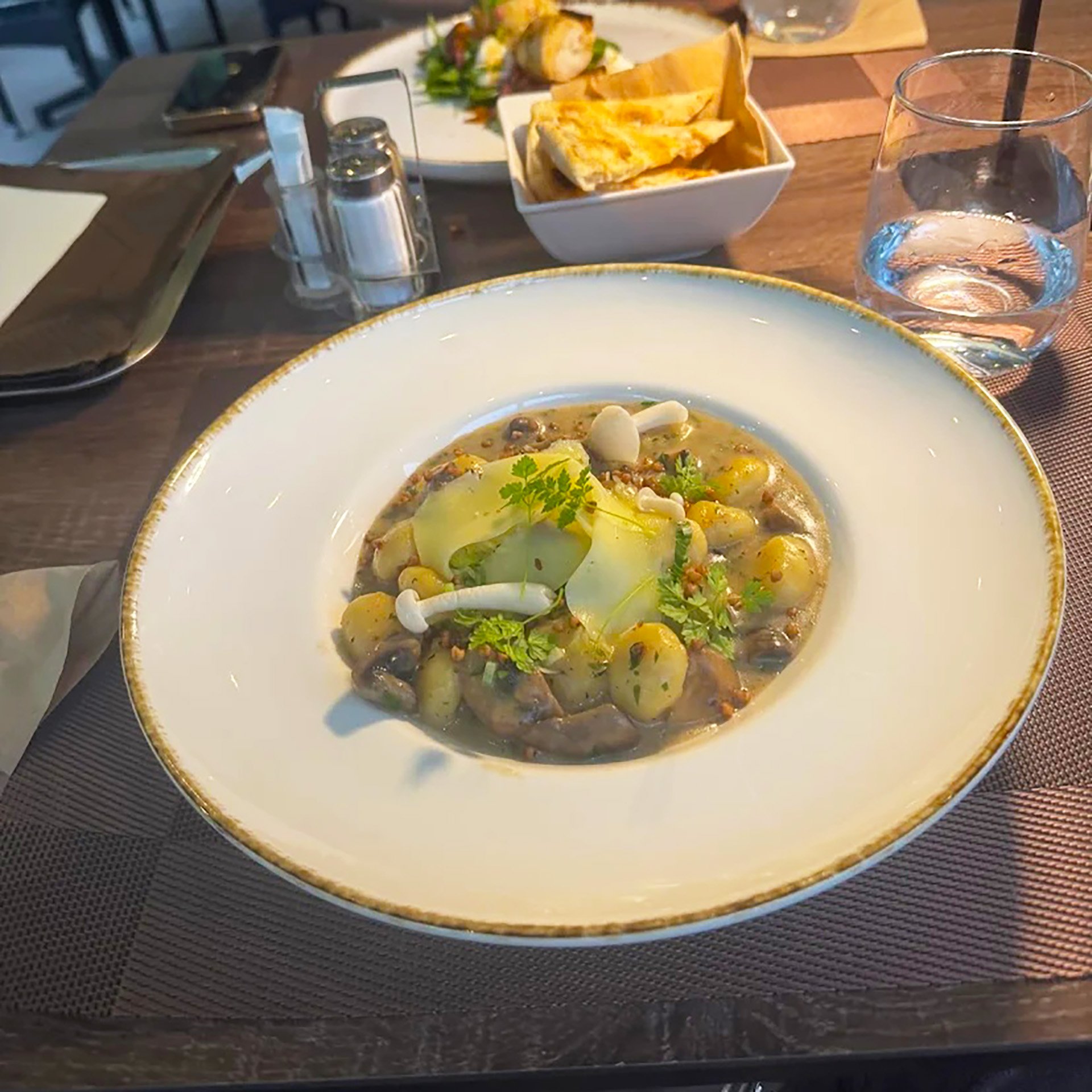 Gnocchi szarvasgombával, parmezánnal és petrezselyemmel a hévízi Liget Royal Étteremben: az étel, amiért érdemes akár autóba is Gnocchi szarvasgombával, parmezánnal és petrezselyemmel a hévízi Liget Royal Étteremben: az étel, amiért érdemes akár autóba is ülni